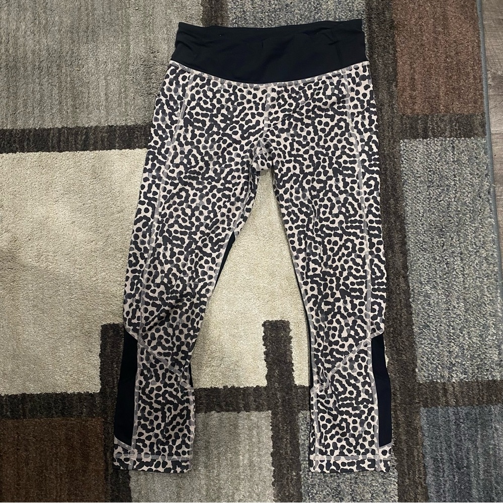 Lulu lemon jaguar print capri leggings